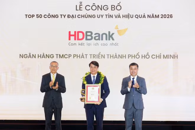 Ông Nguyễn Văn Hảo, Phó Tổng Giám đốc HDBank - đại diện ngân hàng nhận giải.