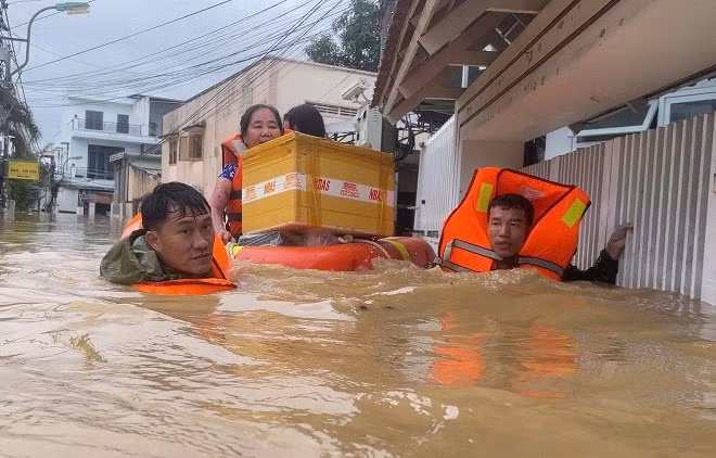 Bộ đội Lữ đoàn 957 kịp thời hỗ trợ người dân vùng lũ. (Ảnh: CTV Hải quân)