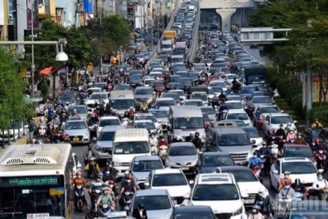 Xe cộ lưu thông trên trục đường Trường Chinh-Ngã Tư Sở (Hà Nội). (Ảnh: THÀNH ĐẠT/Báo Nhân Dân)