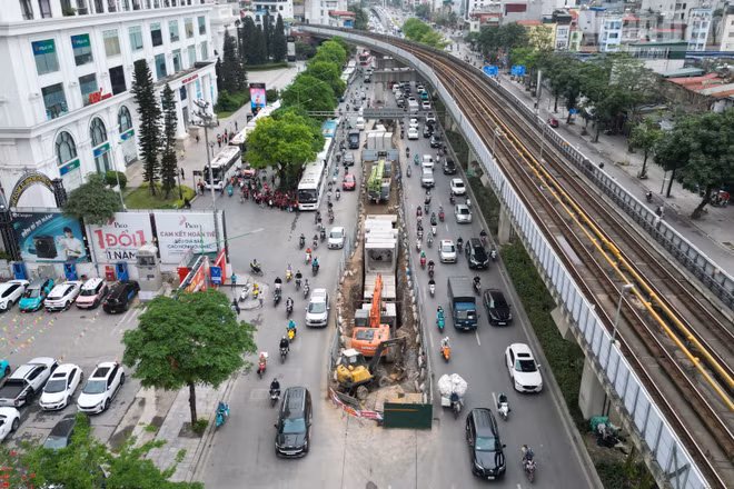 [Ảnh] Hà Nội: Thi công cống thoát nước, giao thông đường Nguyễn Trãi gặp khó khăn