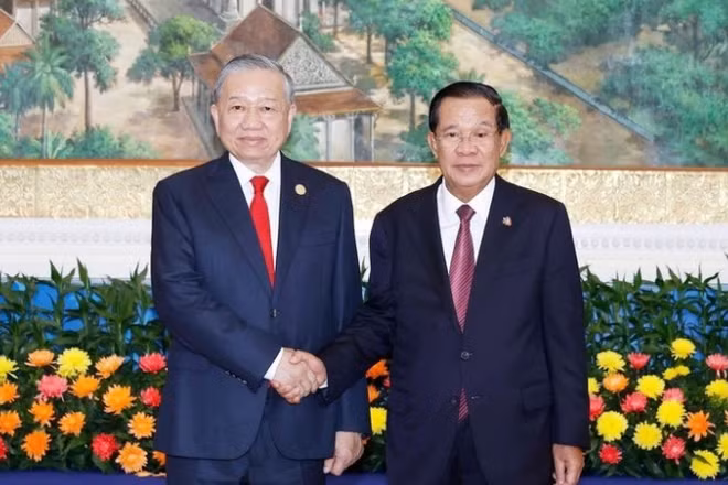 Tổng Bí thư Tô Lâm và Chủ tịch Đảng Nhân dân Campuchia Hun Sen. (Ảnh: TTXVN)