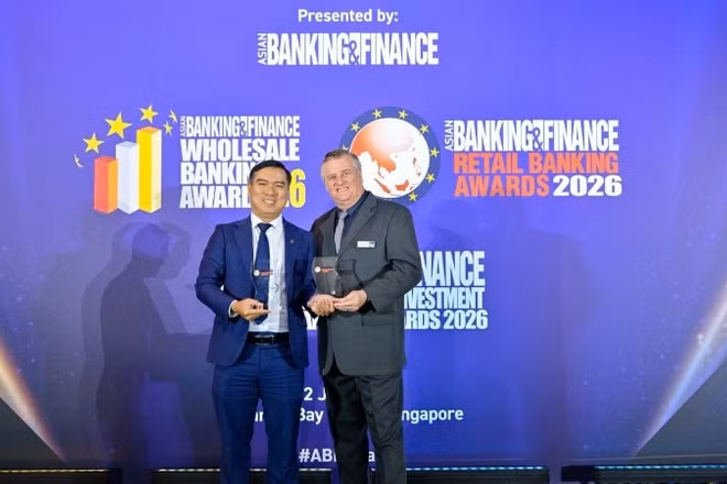 Ông Đàm Thế Thái, Phó Tổng Giám đốc HDBank - đại diện HDBank nhận giải “Ngân hàng Bán lẻ của năm” và giải “Ngân hàng SME của năm” vào ngày 2/7/2026, tại Singapore.