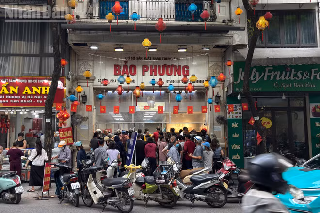 [Ảnh] Hàng dài người dân chờ mua bánh Trung thu truyền thống trên phố Thụy Khuê, Hà Nội 
