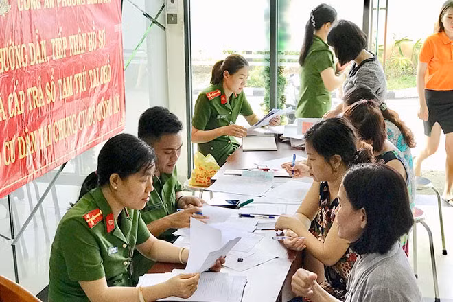 Công an Thành phố Hồ Chí Minh hướng dẫn người dân làm thủ tục đăng ký cư trú. (Ảnh: NHÂN SƠN)