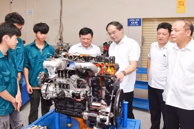 Lãnh đạo tỉnh Thái Nguyên khảo sát thực tế tại một cơ sở đào tạo thực hành của Đại học Thái Nguyên.