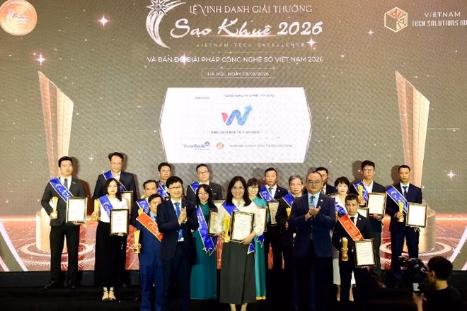 Bà Nguyễn Thị Thu Phương - Phó Giám đốc Trung tâm Phát triển sản phẩm, Khối Ngân hàng Bán lẻ đại diện VietinBank nhận Giải thưởng Sao Khuê 2026.
