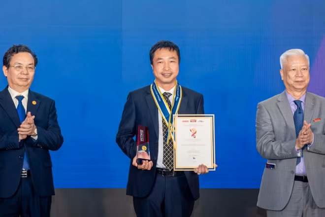 Ông Nguyễn Thái Hà, Tổng Giám đốc T&T Energy đại diện doanh nghiệp nhận giải thưởng Thương hiệu mạnh tăng trưởng xanh 2025 tại Diễn đàn kinh tế mới 2025.