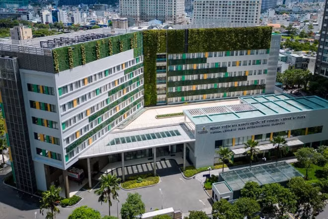 Vinmec Central Park được xây dựng trên khuôn viên rộng rãi với tổng số vốn đầu tư 1.200 tỷ đồng.