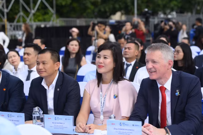 Đại diện Prudential Việt Nam tham dự sự kiện có ông Conor M. O’Neill – Phó Tổng Giám đốc Tài chính, bà Lê Hương Ly – Phó Tổng Giám đốc Pháp lý, Truyền thông & Đối ngoại, cùng ông Phùng Bá Khang – Phó Tổng Giám đốc Khách hàng, Tiếp thị và Sản phẩm.