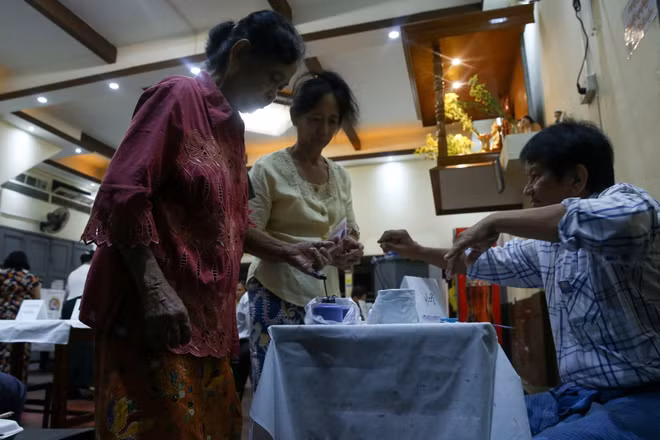 Cử tri bỏ phiếu trong giai đoạn 3 của cuộc tổng tuyển cử tại Yangon, Myanmar, ngày 25/1/2026. (Ảnh: THX/TTXVN)