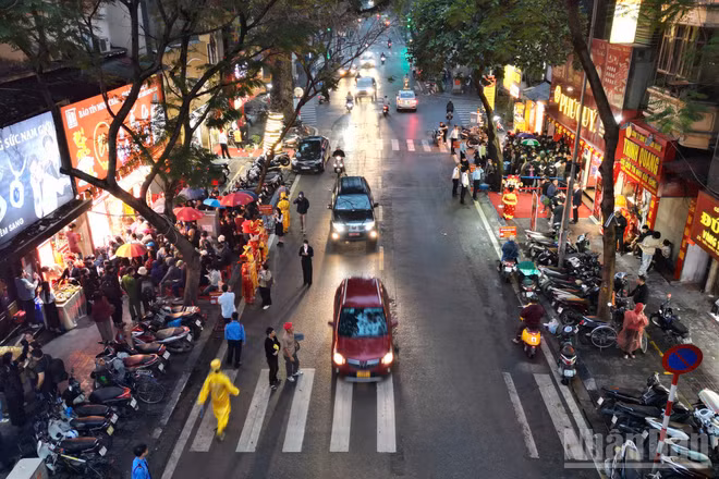 Người dân xếp hàng mua vàng nhân ngày vía Thần Tài. Ảnh: Thùy Linh