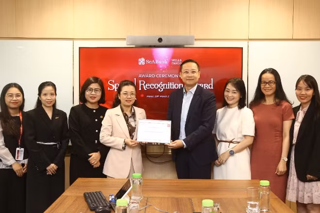 Đại diện SeABank nhận giải thưởng Special Recognition Award 2024-2025 từ Wells Fargo
