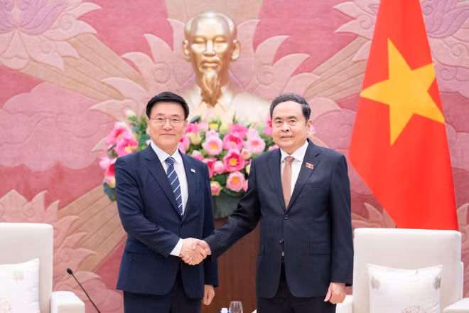Chủ tịch Quốc hội Trần Thanh Mẫn đã tiếp Đoàn đại biểu Viện nghiên cứu kinh tế Kimhakmin E-roun (Hàn Quốc) do Giám đốc viện, Giáo sư Kim Hak-min dẫn đầu đang có chuyến thăm, làm việc tại Việt Nam.
