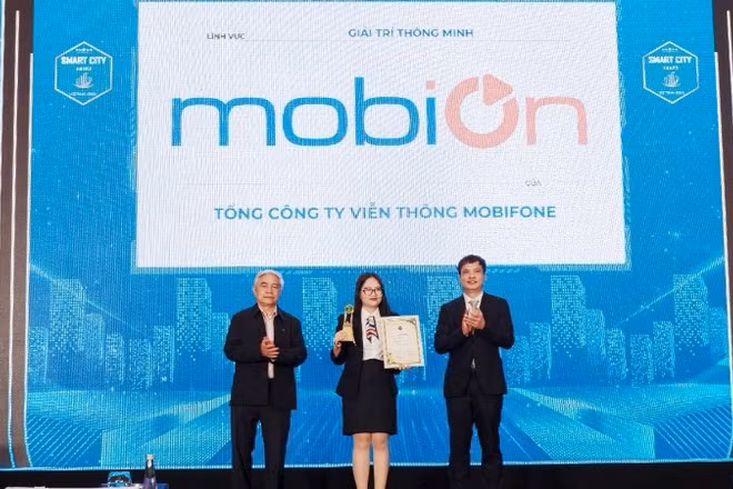 Đại diện MobiFone nhận giải thưởng