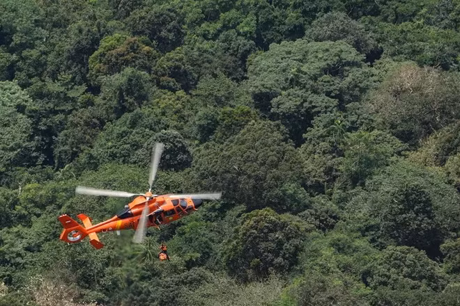 Trực thăng cứu hộ tìm kiếm thi thể các nạn nhân vụ tai nạn máy bay ATR 42-500 trên núi Bulusaraung thuộc đảo Sulawesi, ngày 23/1/2026. 