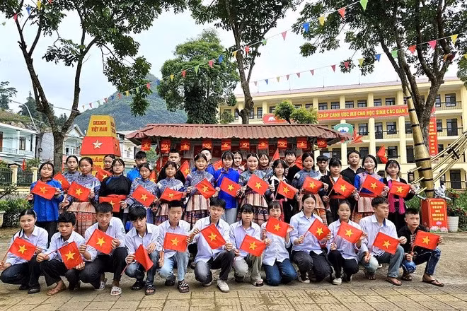 Niềm vui của học sinh Trường phổ thông dân tộc nội trú trung học cơ sở và trung học phổ thông Bắc Hà (tỉnh Lào Cai) trong dịp kỷ niệm 80 năm Cách mạng Tháng Tám thành công và Quốc khánh 2/9.