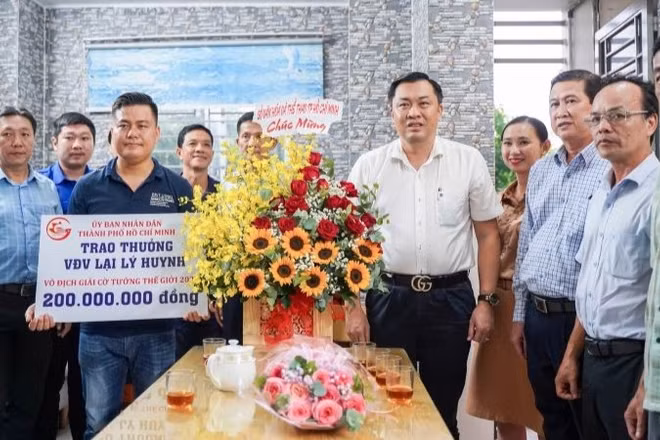 Trao thưởng 200 triệu đồng của Ủy ban nhân dân Thành phố Hồ Chí Minh cho vận động viên cờ tướng Lại Lý Huynh.