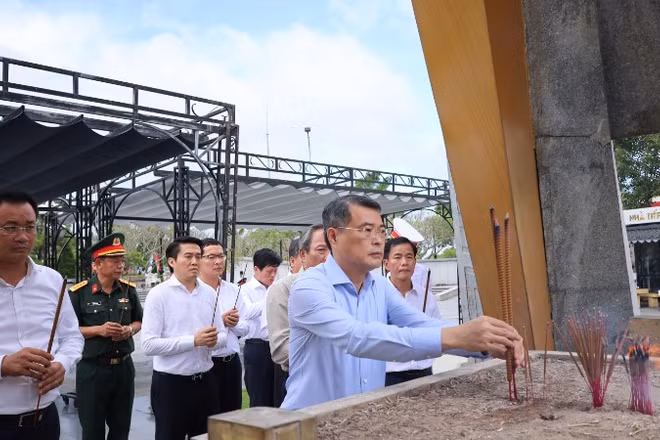 Đồng chí Lê Minh Hưng cùng đoàn công tác dâng hương tại Nghĩa trang liệt sĩ quốc gia Đường 9.