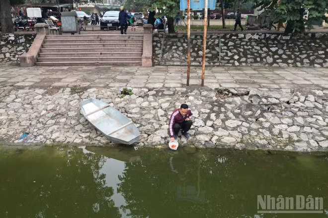 [Ảnh] Hà Nội: Người dân thả cá chép văn minh, không xả túi nylon trong ngày tiễn ông Công, ông Táo
