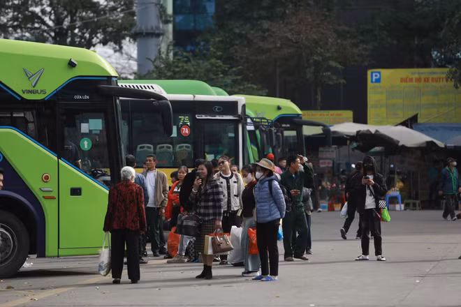 Ba bến xe lớn của Thủ đô gồm bến xe Giáp Bát, bến xe Mỹ Đình và bến xe Gia Lâm đã đón, phục vụ hơn 200 nghìn lượt hành khách, tăng gấp nhiều lần so với ngày thường.