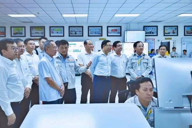 Lãnh đạo Petrovietnam nghe giới thiệu về quy trình vận hành nhà máy thông minh - Nhà máy Đạm Cà Mau.