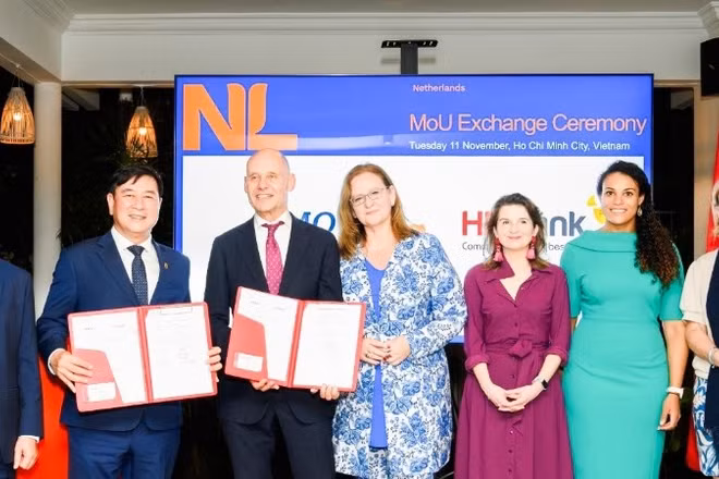 Ngài Kees van Baar – Đại sứ đặc mệnh toàn quyền Vương quốc Hà Lan tại Việt Nam và Ông Trần Hoài Nam – Phó Tổng Giám đốc Thường trực HDBank trao Biên bản ghi nhớ (MoU) trước sự chứng kiến của Ngài Aukje de Vries – Bộ trưởng Ngoại thương và Phát triển Vương quốc Hà Lan.