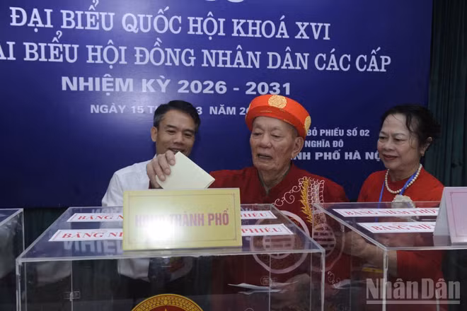 [Ảnh] Xúc động hình ảnh các cử tri cao tuổi tham gia ngày hội bầu cử ở Hà Nội
