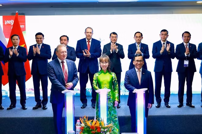 Thủ tướng Lê Minh Hưng chứng kiến Lễ công bố mở các đường bay kết nối Việt Nam và Liên bang Nga của Hãng hàng không Vietjet tại Kazan, Liên bang Nga, tháng 6/2026. (Ảnh: Vietjet) 