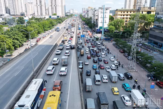 [Ảnh] Hà Nội: Người dân hối hả về quê, các cửa ngõ ùn ứ kéo dài trước kỳ nghỉ lễ 30/4-1/5