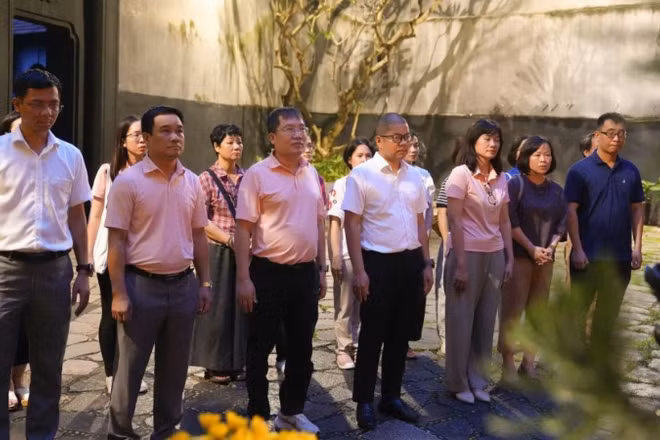Đảng viên PVEP với chương trình về nguồn tại di tích nhà tù Hỏa Lò.