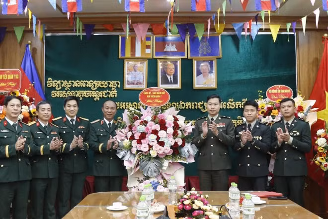 Thiếu tướng Phạm Đức Tiếp, Phó Giám đốc Học viện Quân y tặng hoa chúc mừng 72 năm Quốc khánh Campuchia và Ngày thành lập Quân đội Hoàng gia Campuchia.