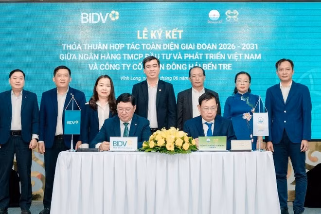 Phó Tổng Giám đốc BIDV Đoàn Việt Nam và Tổng Giám đốc DOHACO Lê Bá Phương đại diện hai đơn vị ký kết thỏa thuận