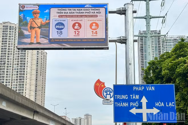 [Ảnh] Hà Nội đưa vào vận hành 36 màn hình LED cảnh báo giao thông theo thời gian thực