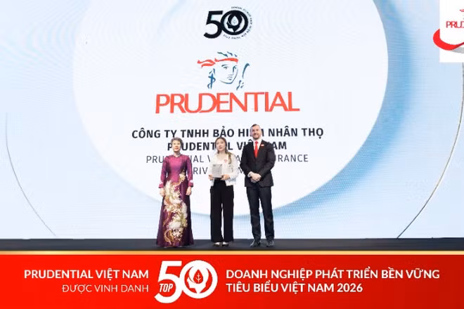 Bà Nguyễn Liên Phương, Phó Tổng Giám đốc Tuân thủ và Rủi ro Prudential Việt Nam (giữa) đại diện nhận kỷ niệm chương tại lễ trao giải Top 50 Doanh nghiệp Phát triển bền vững 2026.