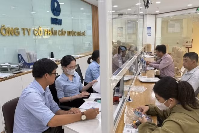 Công ty Cổ phần Cấp nước Nhà Bè sử dụng App chăm sóc khách hàng kết hợp giải quyết thủ tục trực tiếp tạo nhiều “kênh” tương tác tiện lợi, nhanh chóng, hiệu quả cho khách hàng.
