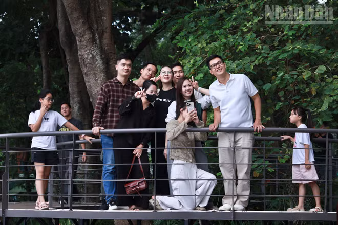 Hà Nội: "Dải lụa ký ức" không gian trải nghiệm thu hút nhiều khách tham quan 