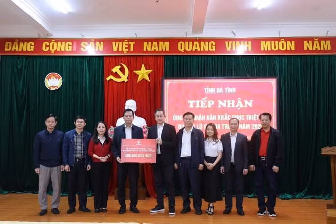 Lãnh đạo SABECO trao tặng 500 triệu đồng cho tỉnh Hà Tĩnh.