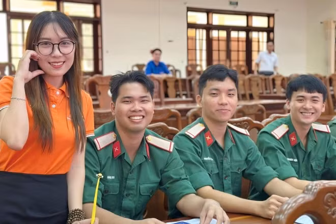 Chương trình “Tiếp bước người lính” hướng tới các thí sinh đã hoàn thành nghĩa vụ quân sự hoặc nghĩa vụ Công an nhân dân, nhập học FPT Polytechnic trong năm 2026.