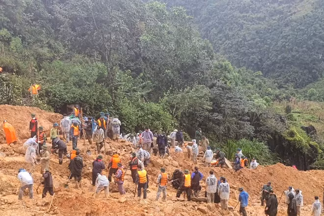 Các lực lượng chức năng đã tìm kiếm được nạn nhân đầu tiên trong vụ sạt lở đất tại thôn Mã Lầu, xã Lũng Cú, tỉnh Tuyên Quang.