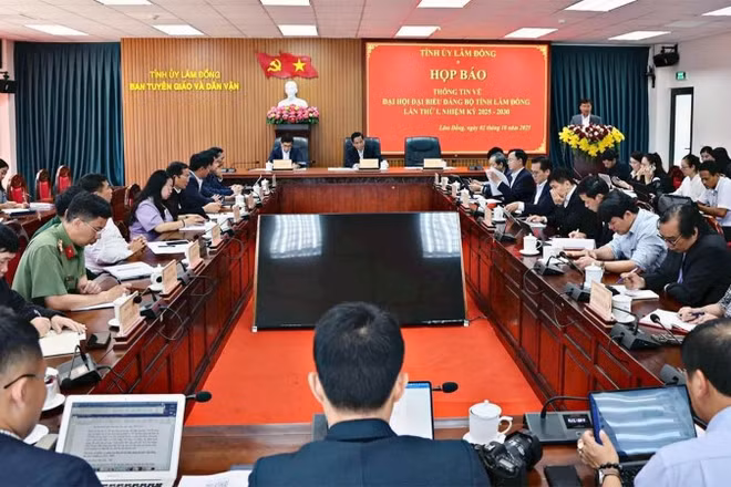 Quang cảnh họp báo thông tin về Đại hội đại biểu Đảng bộ tỉnh Lâm Đồng lần thứ I.