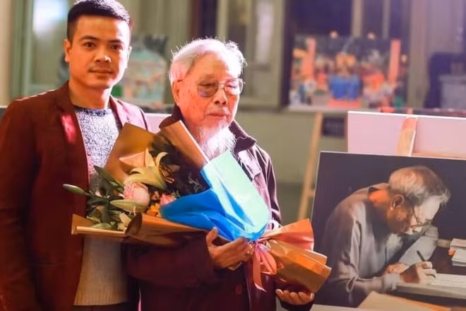 Ngô Nhật Tăng và nghệ nhân hát văn Hoàng Trọng Kha.