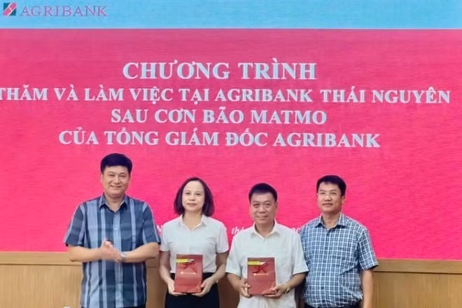 Đồng chí Phạm Toàn Vượng, Tổng Giám đốc Agribank đã làm việc với các chi nhánh trên địa bàn tỉnh Thái Nguyên để kiểm tra, chỉ đạo công tác khắc phục hậu quả bão số 11, thăm hỏi người lao động và khách hàng bị thiệt hại.