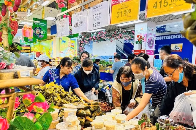 Mua trái cây nhân dịp Tết Đoan Ngọ tại một siêu thị Co.opmart.