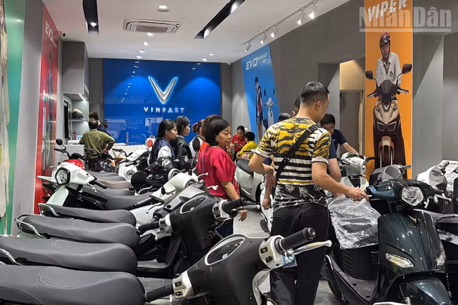 Nhân viên cửa hàng tư vấn cho khách về các mẫu xe điện mới nhất 2026.