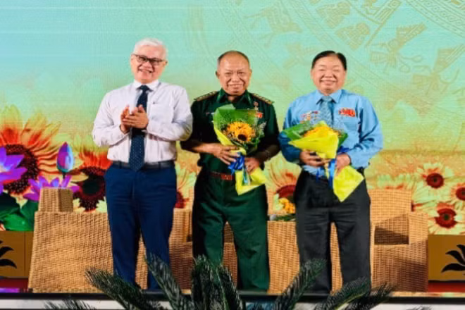 Đồng chí Nguyễn Văn Lợi, Trưởng đoàn Đại biểu Quốc hội Thành phố Hồ Chí Minh tặng hoa tri ân Anh hùng Lực lượng vũ trang Đoàn Văn Thái (đứng giữa) và Anh hùng Lực lượng vũ trang Ngô Tùng Chinh (bên phải).