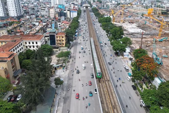 [Ảnh] Hà Nội: Tháo dỡ lô cốt, trải nhựa đường Nguyễn Trãi sau hơn 3 tháng thi công