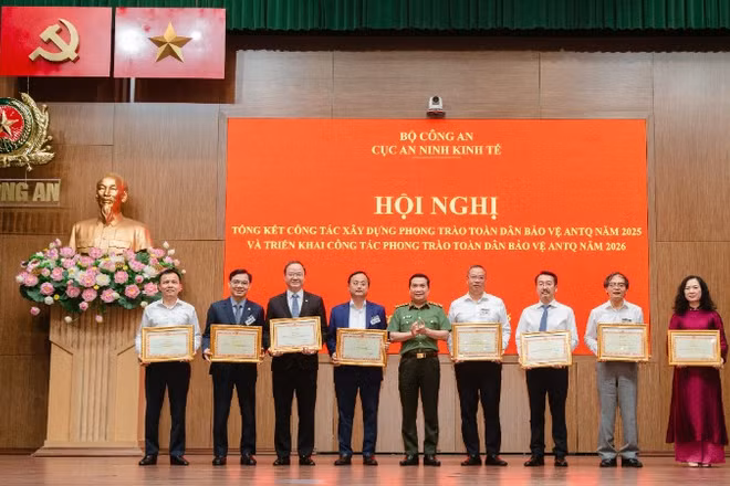 Seabank nhận bằng khen của Bộ Công an.
