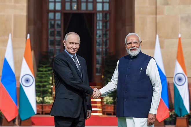 Tổng thống Nga Vladimir Putin (trái) và Thủ tướng Ấn Độ Narendra Modi tới tham gia Hội nghị Thượng đỉnh Ấn Độ-Nga thường niên lần thứ 23 ở New Delhi ngày 5/12/2025. (Ảnh: TTXVN)