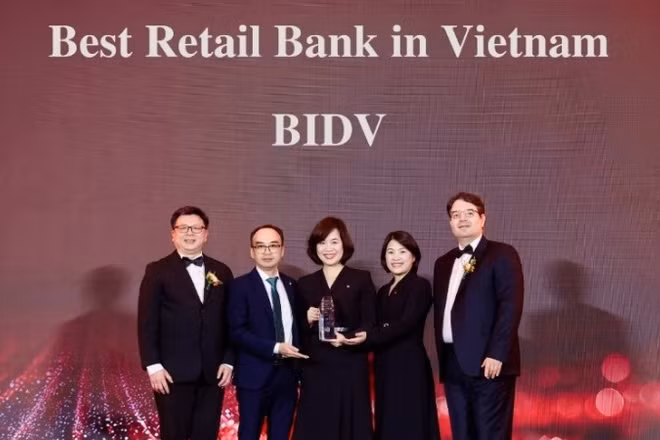 The Asian Banker trao giải thưởng Ngân hàng Bán lẻ tốt nhất Việt Nam 2026 cho đại diện BIDV.