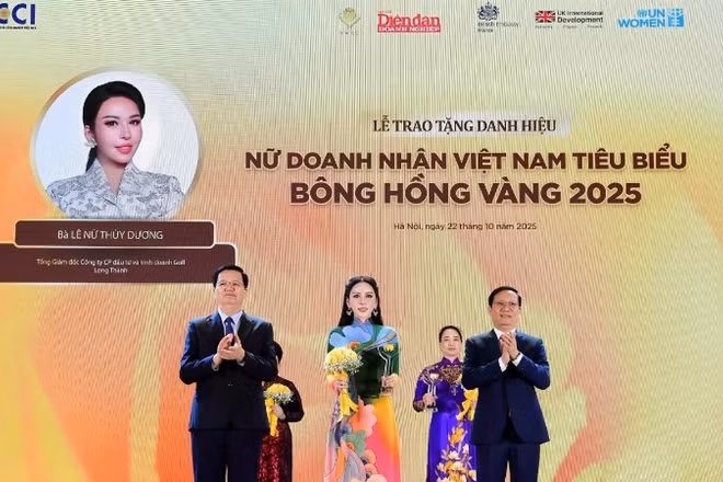 Phó Thủ tướng Chính phủ Mai Văn Chính và Chủ tịch VCCI Phạm Tấn Công trao danh hiệu Bông hồng vàng cho bà Lê Nữ Thùy Dương.